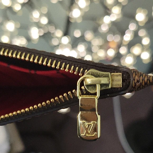 Louis Vuitton Brown Wallet with Iconic Damier Pattern - Picture 7 of 8